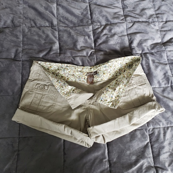 Angel Kiss Khaki Shorts Juniors 11 - Picture 1 of 7